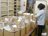 ネット通販の梱包出荷作業の写真