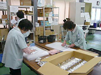 通販商品の包装作業写真